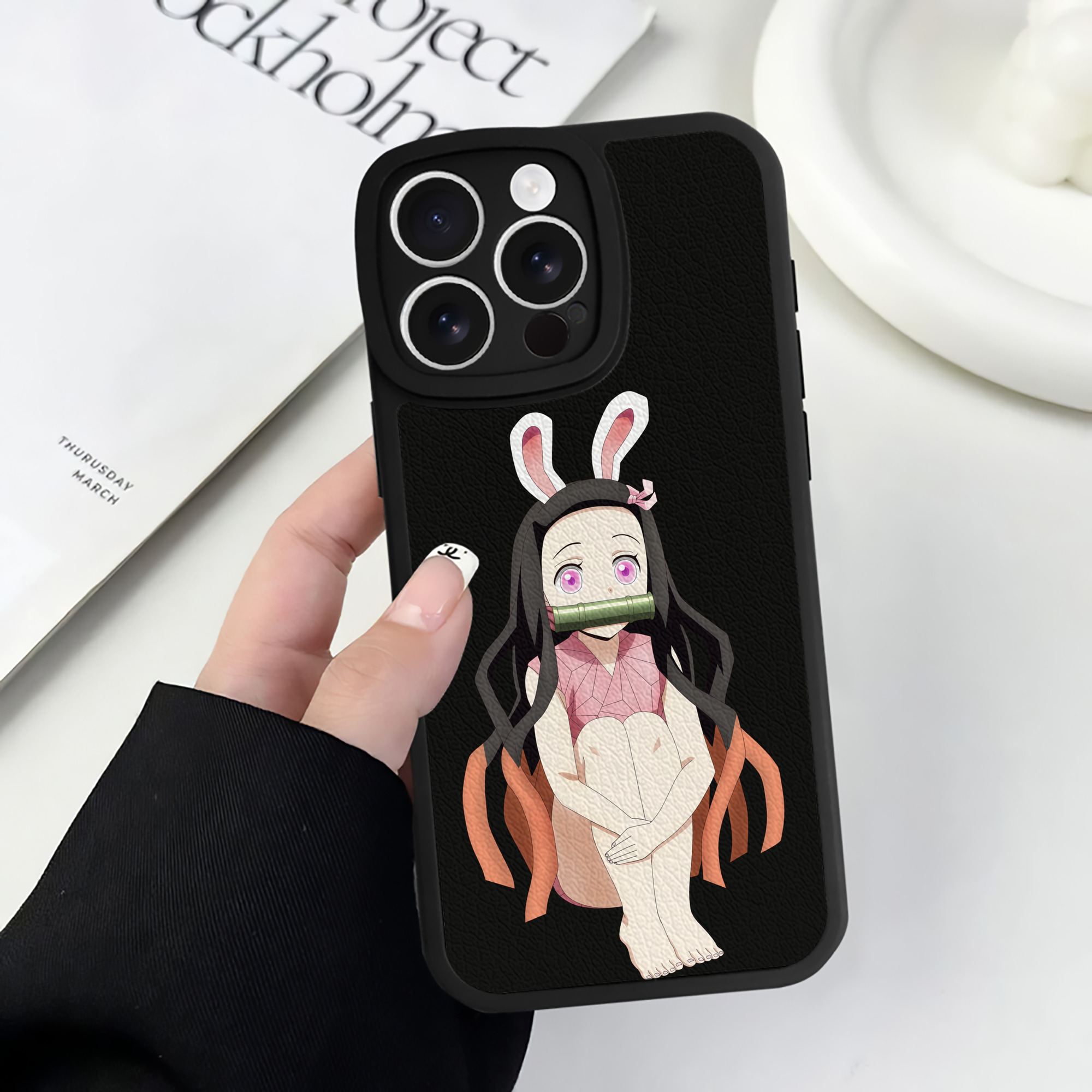 （画像用） 鬼滅の刃（きめつのやいば）竈門 禰󠄀豆子／かまど ねずこ Kamado Nezuko 【iPhone 16シリーズ対応】シリコンスマホケース（レザー調） 材質：シリコン